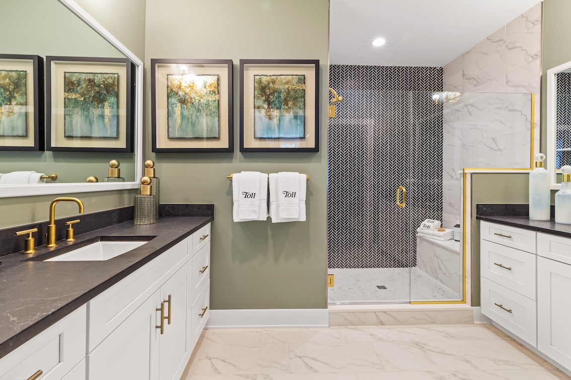 bathroom featuring soothing green wall colors